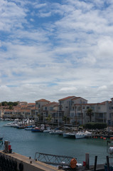 Obraz premium Boats and yachts at harbour with residential houses at waterfront