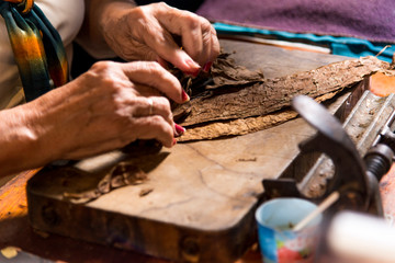 Woman making cigar - Trinidad - Cuba