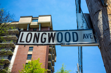 Obraz premium Longwood Ave street sign in Brookline, Massachusetts 