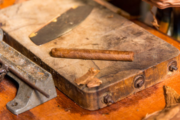 Woman making cigar - Trinidad - Cuba