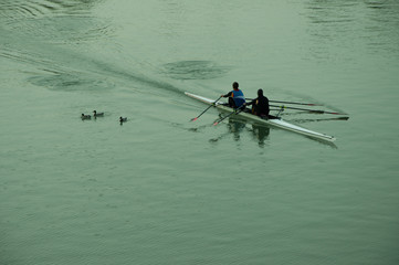 dos personas remando en piragua en el  r&iacute;o Guadalquivir en Sevilla, copy-space