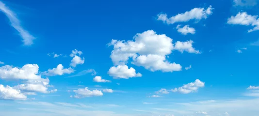 Tuinposter blauwe lucht met wolken. natuur achtergrond © Pakhnyushchyy