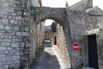 VILLAGE MEDIEVAL DE LA GARDE ADHEMAR - DROME PROVENCALE