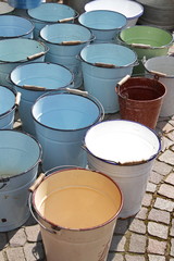 Blecheimer auf einem Flohmarkt