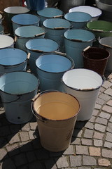 Blecheimer auf einem Flohmarkt