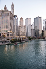 Obraz premium Chicago - USA: 21 sierpnia 2018: Downtown Chicago podczas zachodu słońca