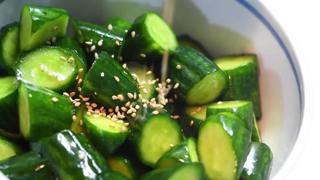 きゅうりの浅漬けにごまを散らす