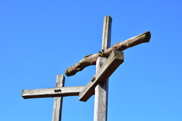 trzy drewniane krzyże na tle błękitnego nieba na wzgórzu w okolicach Bochotnicy 1 © Mariola