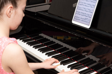 Mädchen spielt Klavier mit der Noten-App