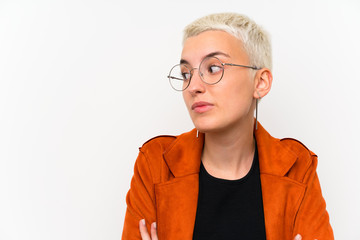 Teenager girl with short hair over white wall standing and thinking an idea