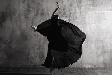 Papier Peint photo Lavable Pour elle Ballerine dans la salle de bal. Danseur de ballet en studio. Monochrome noir et blanc.