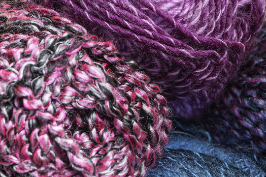 Primer plano de lana caspa de colores oscuros violeta, rosado y negro