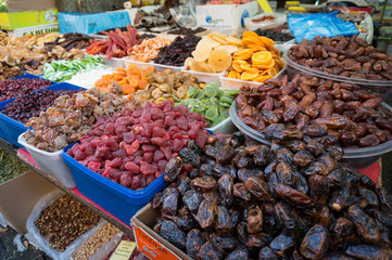 Un marché avec des fruits secs et des épices