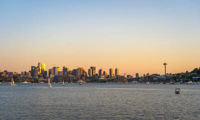 Obraz premium Sunset over US Cityscape with Water Body in the Forefront