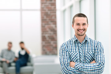 Obraz premium young employee on the background of the office