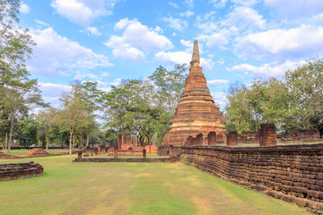 Naklejka premium Wat Phra That temple in Kamphaeng Phet Historical Park, UNESCO World Heritage site