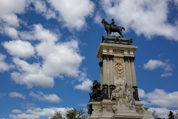 Fototapeta na wymiar retiro park statue horse monument sky blue