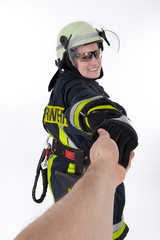 Feuerwehr Rettungsdienst Notarzt reicht helfende Hand