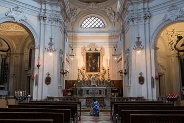 Fototapeta na wymiar Fedele prays inside the Church of Santa Maria del Suffragio in Ravenna