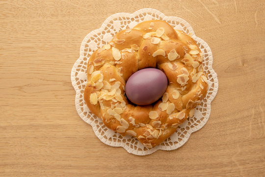 Osterkranz mit Ei auf wei&szlig;em Spitzenuntersetzer