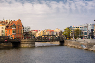 Wrocław, widok na kamienice i mosty na rzece 