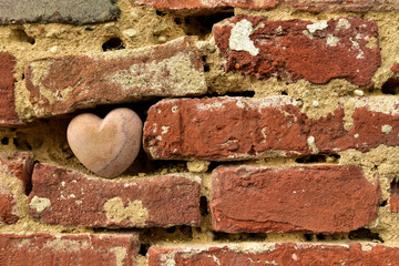 alte Backsteinmauer mit einem Herz aus stein