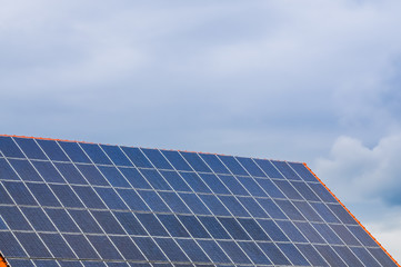 Naklejka premium Solardach - Photovoltaikanlage bei Bewölkung