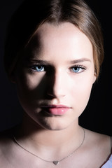 Junge hübsche blonde Frau