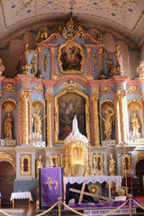Fototapeta na wymiar Ołtarz w kościele w Przasnyszu