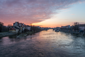 Naklejka premium Steinerne Brücke in Regensburg im Sonneaufgang