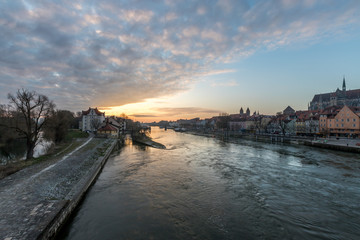 Sonnenaufgang über der Donau in Regensburg