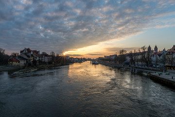 Fototapeta premium Sonnenaufgang über der Donau in Regensburg
