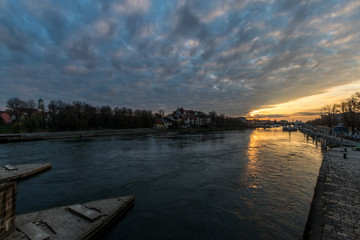 Fototapeta premium Sonnenaufgang über der Donau in Regensburg