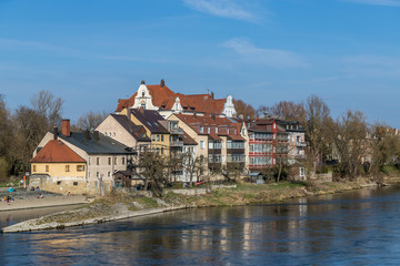 Fototapeta na wymiar Donauufer in Regensburg im Sonnenschein