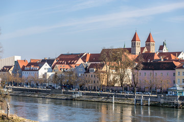 Obraz premium Donauufer in Regensburg im Sonnenschein