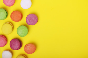 Obraz premium Bright background with a rows of macaroons and copy space