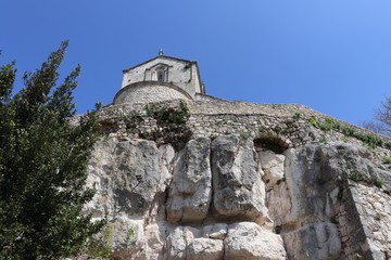 Fototapeta premium VILLAGE MEDIEVAL DE LA GARDE ADHEMAR - EGLISE ROMANE SAINT MICHEL