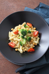 pasta vegetariana con ceci broccoli e pomodori