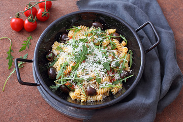 pasta primavera vegetariana con olive e rucola