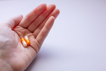 手のひらと錠剤