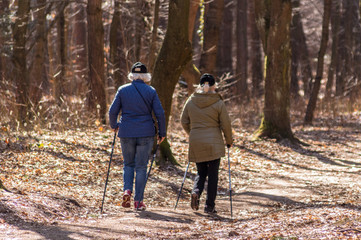 Para kobiet podczas spaceru Nordic Walking