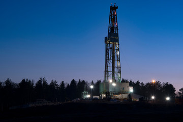 Obraz premium oil well at night