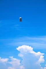 Zeppelin über den Wolken