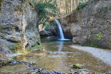 Wasserfall, unterer Giessen, wilder Tobelbach zwischen Bläsimühle und Rikon, Schlucht, Nagelfluhgestein, Kiesbett, Licht, Schatten, Steine, Wald, Zürcher Oberland, Tösstal © paulgsell