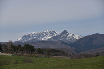 日本の蒜山高原から見た大山