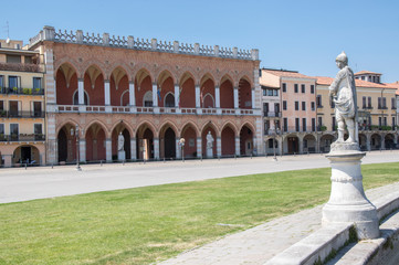 Obraz premium Beautiful summer day on Prato della Valle square with water canal. Amazing italian sculptures.