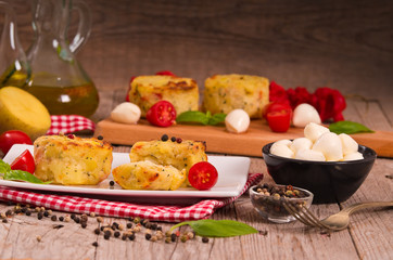 Potato gratins with mozzarella and tomatoes.