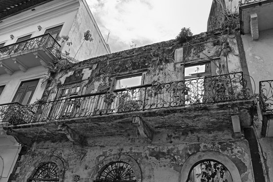 house ruin in casco viejo the historic city of panama city in black and white