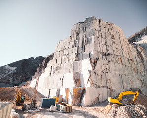 Blocchi di marmo di Carrara in Toscana nella cava.