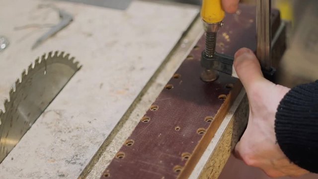 Clamping textolite guiding plank to the chipboard saw table